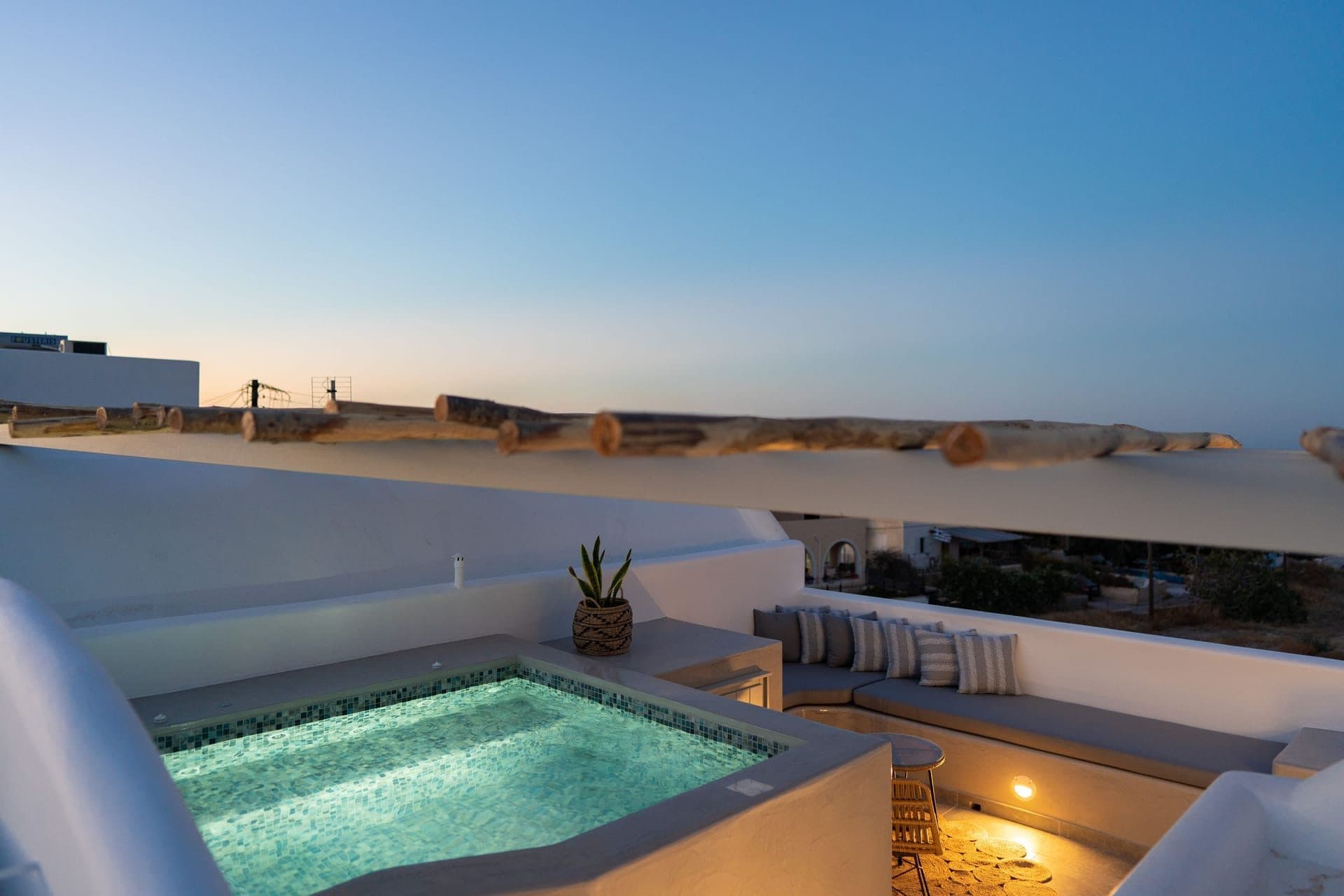 Black Diamond Suite with Hot Tub, Fira – photo 16 of 19