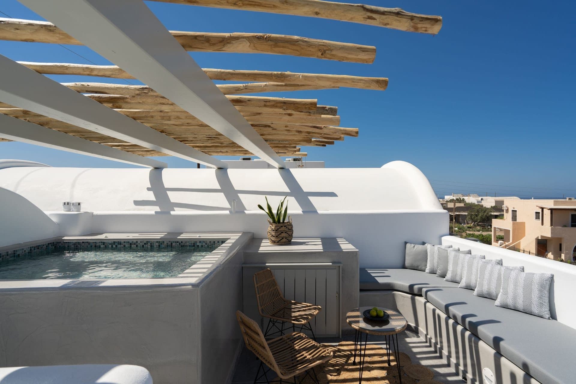 Black Diamond Suite with Hot Tub, Fira – photo 10 of 19