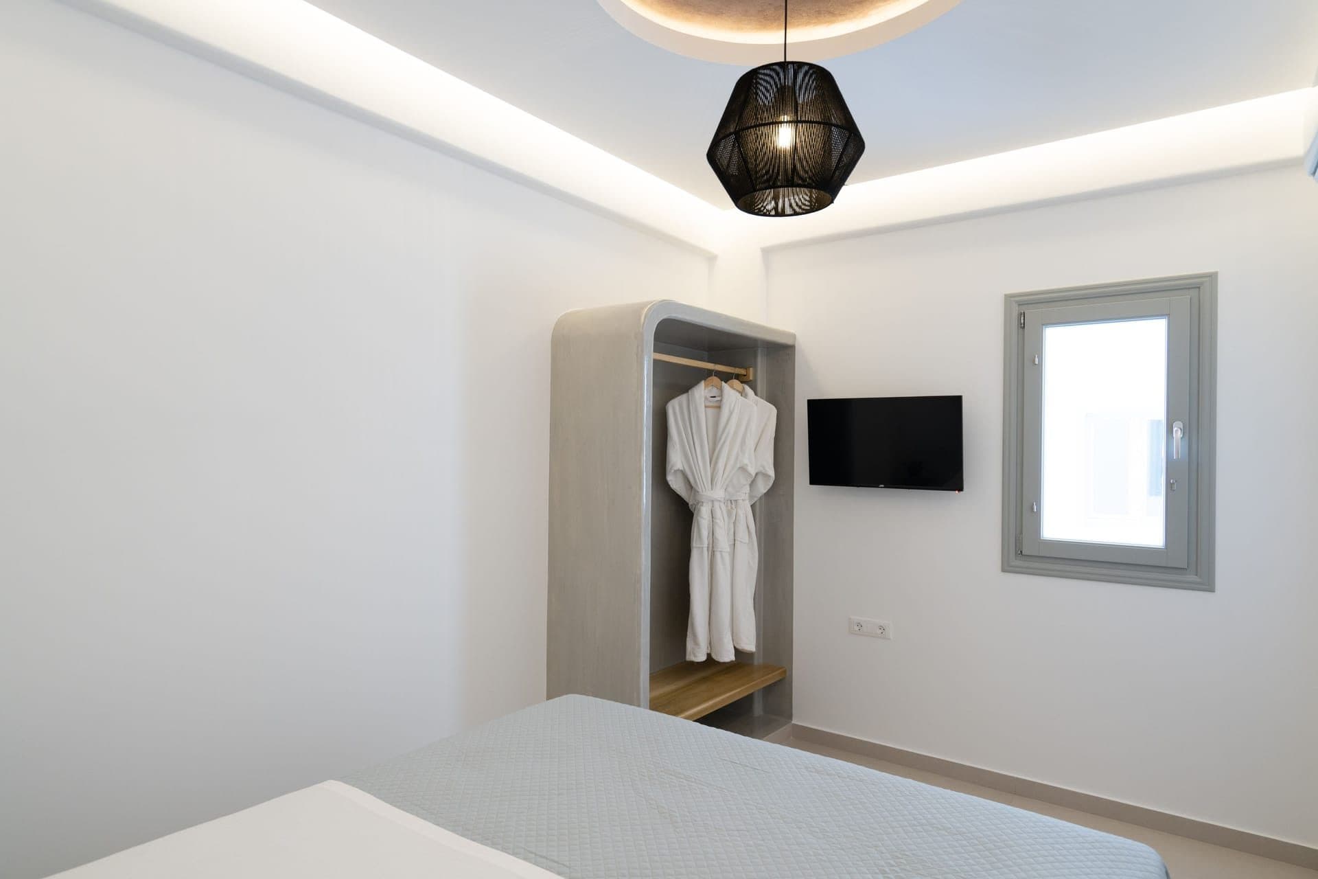 Black Diamond Suite with Hot Tub, Fira – photo 3 of 19