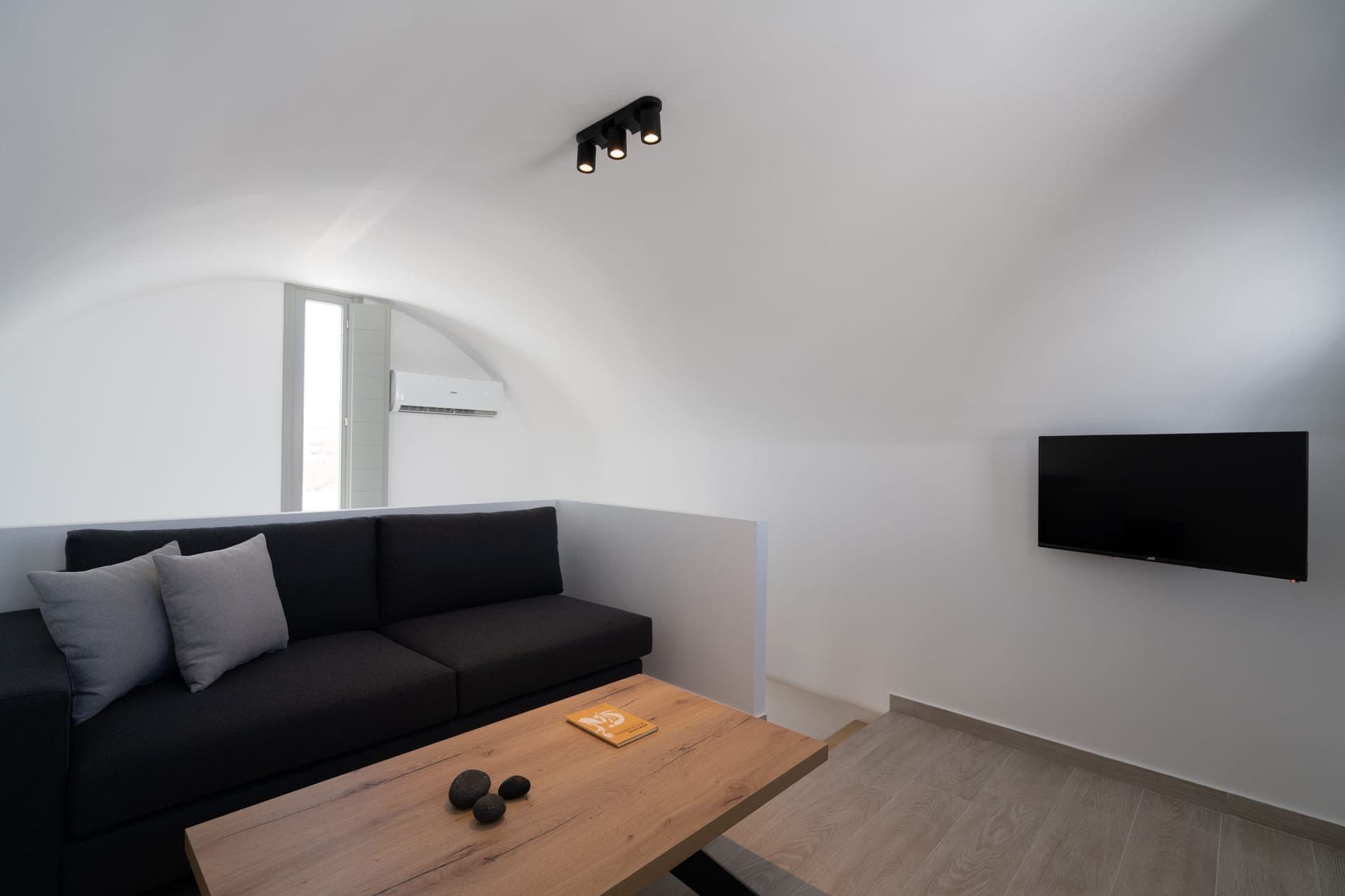 Black Diamond Suite with Hot Tub, Fira – photo 14 of 19