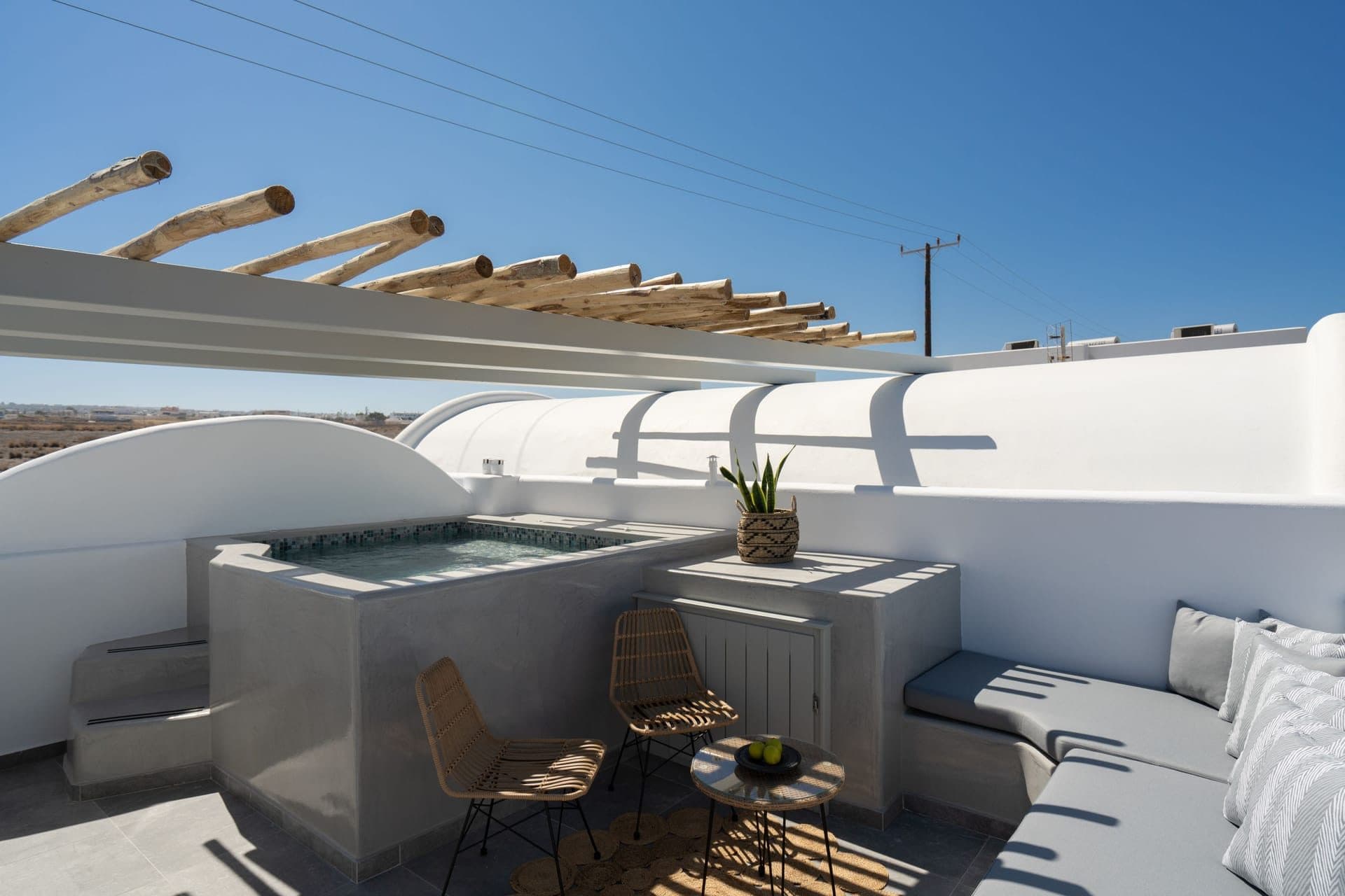 Black Diamond Suite with Hot Tub, Fira – photo 11 of 19