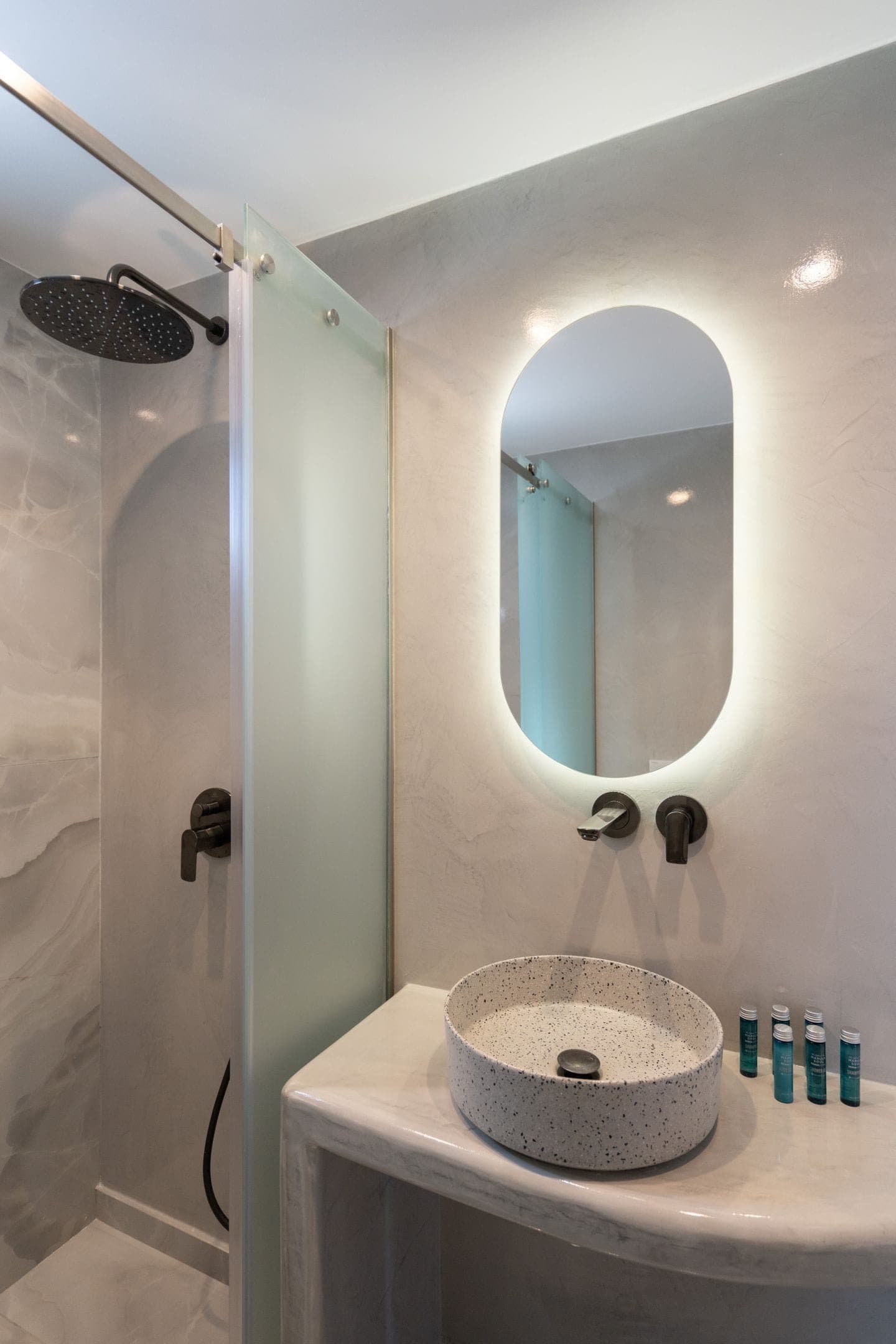 White Diamond Suite with Hot Tub, Fira – photo 10 of 22