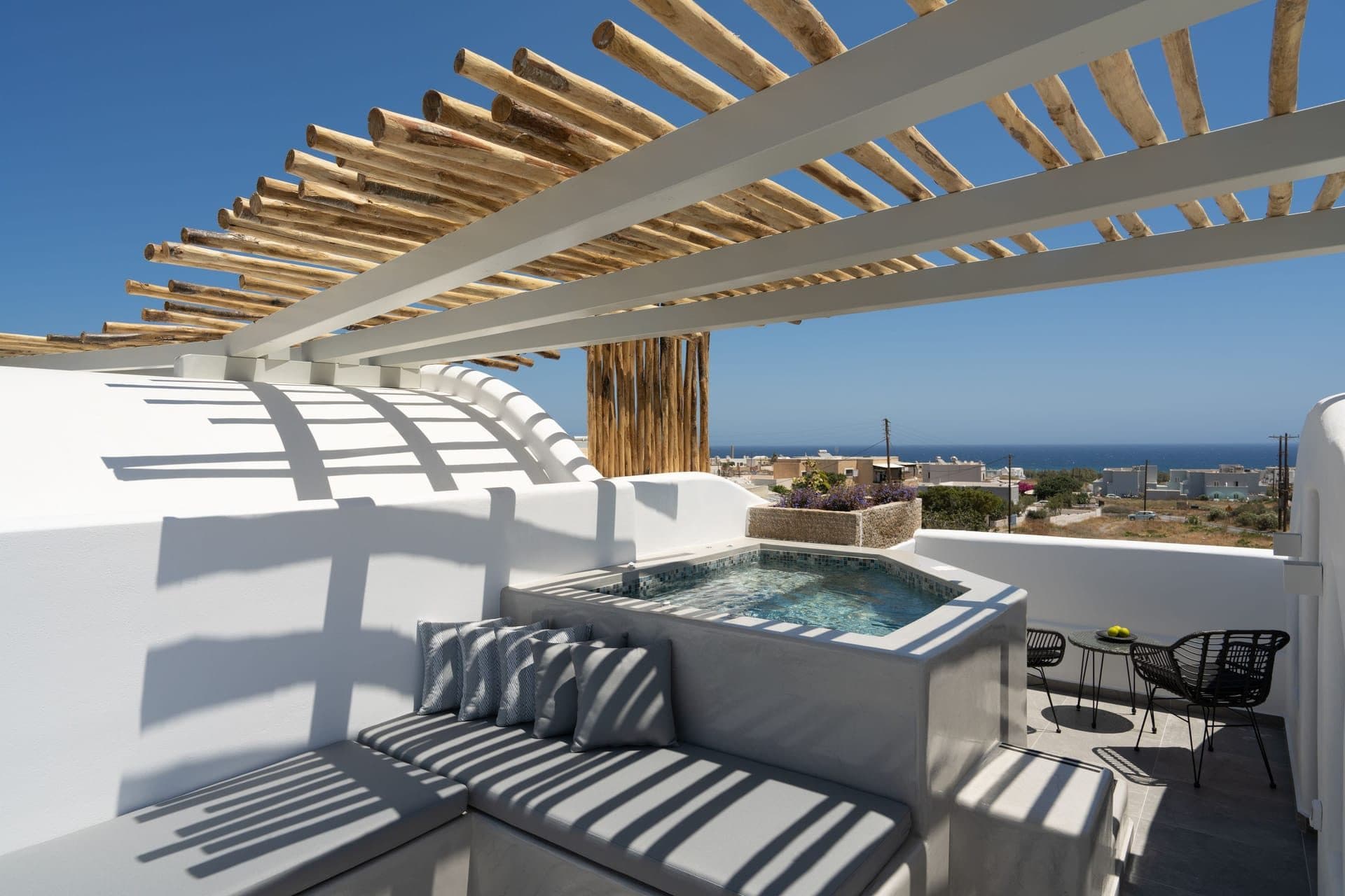 White Diamond Suite with Hot Tub, Fira – photo 12 of 22