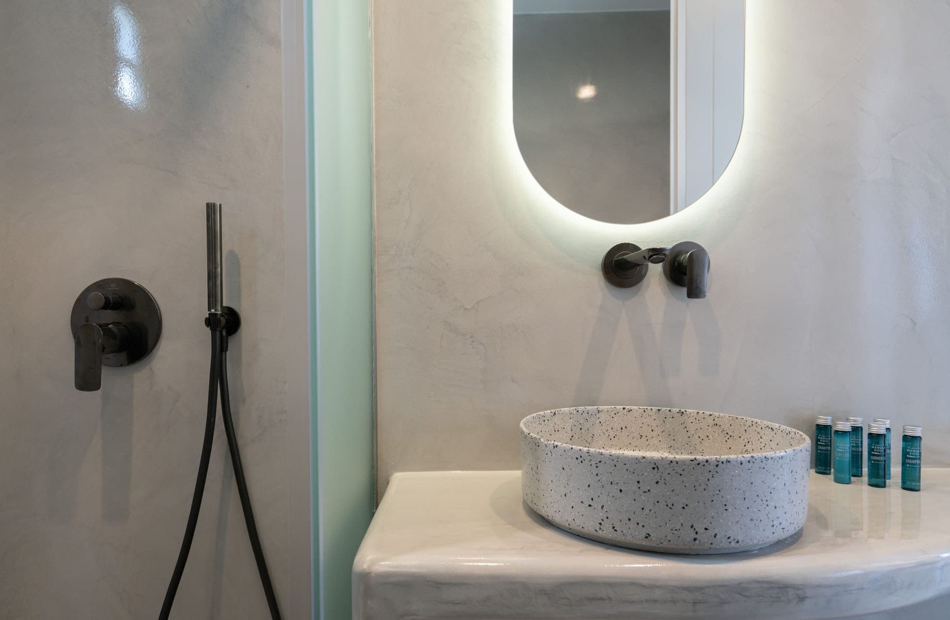 White Diamond Suite with Hot Tub, Fira – photo 17 of 22