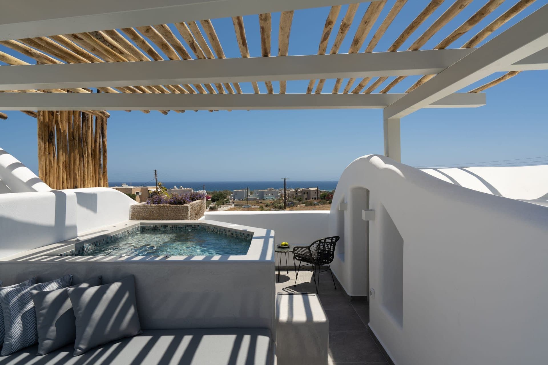 White Diamond Suite with Hot Tub, Fira – photo 14 of 22