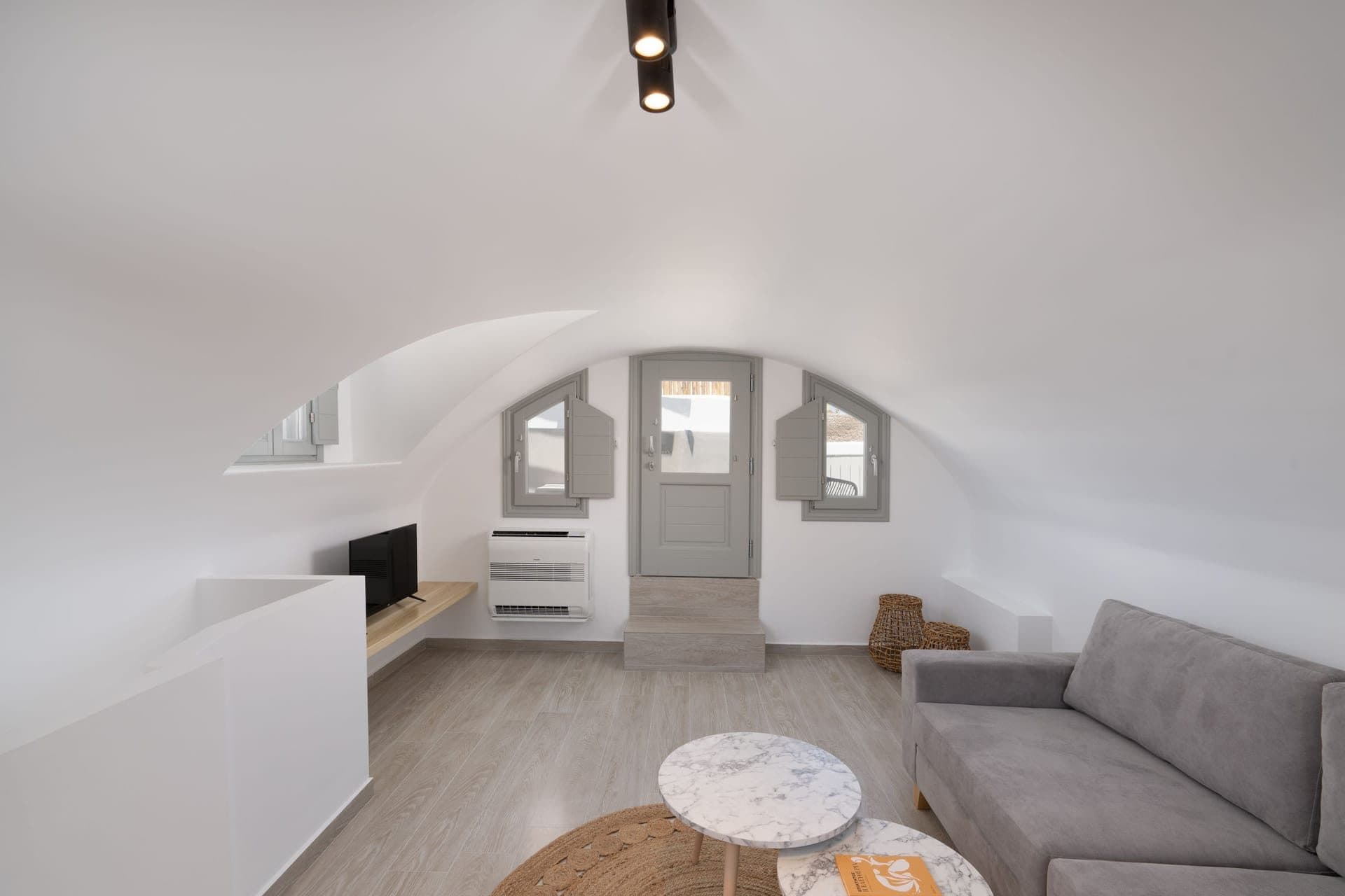 White Diamond Suite with Hot Tub, Fira – photo 4 of 22