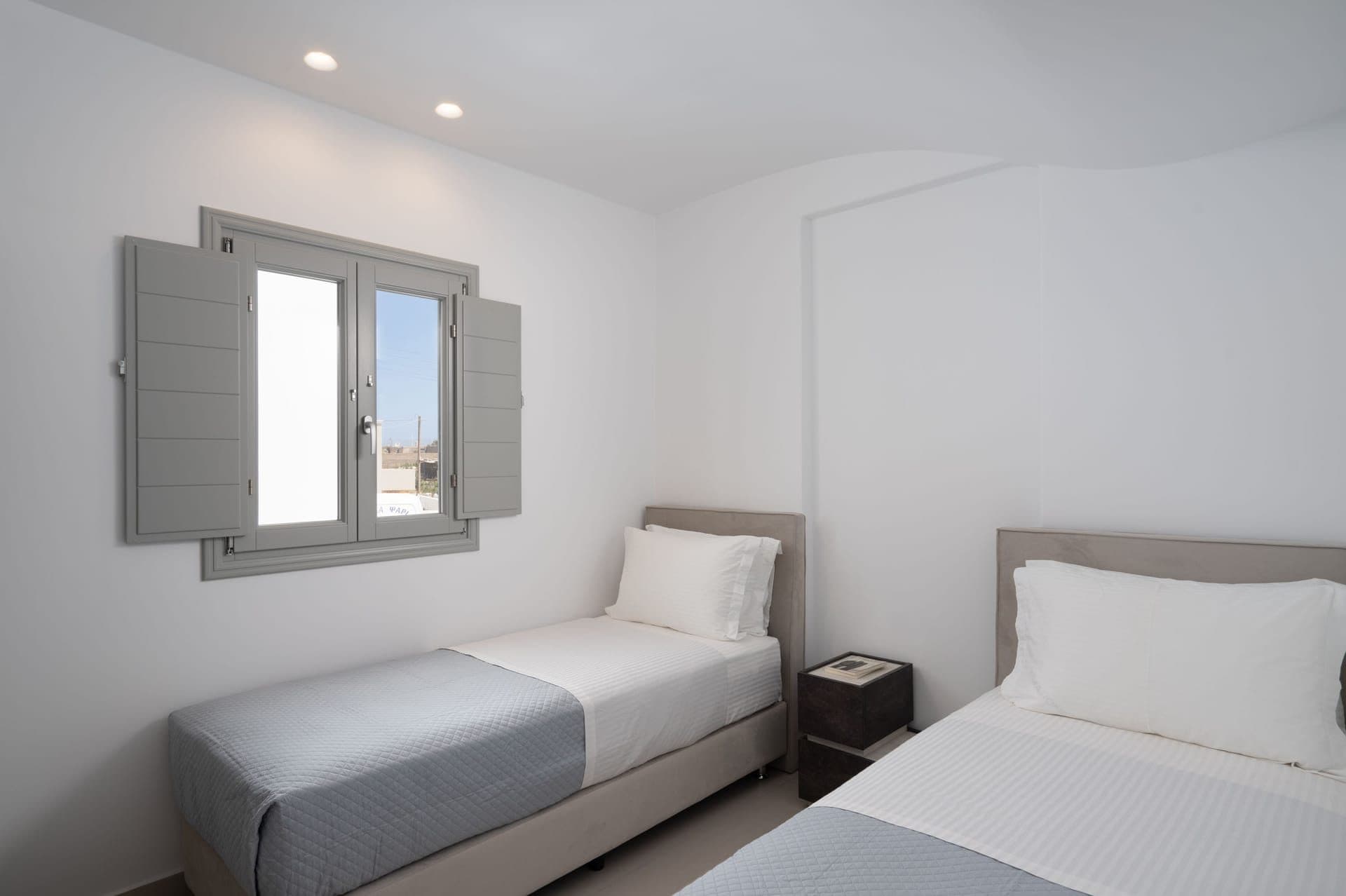 White Diamond Suite with Hot Tub, Fira – photo 3 of 22