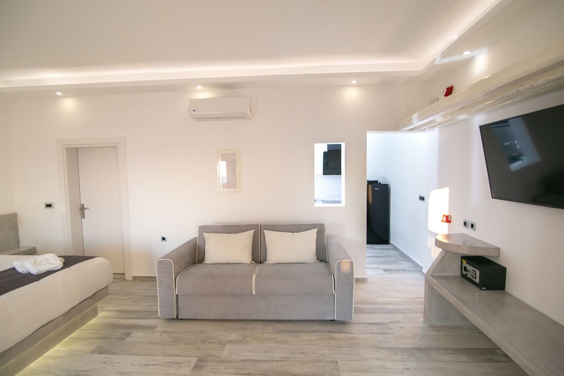 Elegant Suite with outdoor private hot tub & beachfront, Exomitis – photo 18 of 24