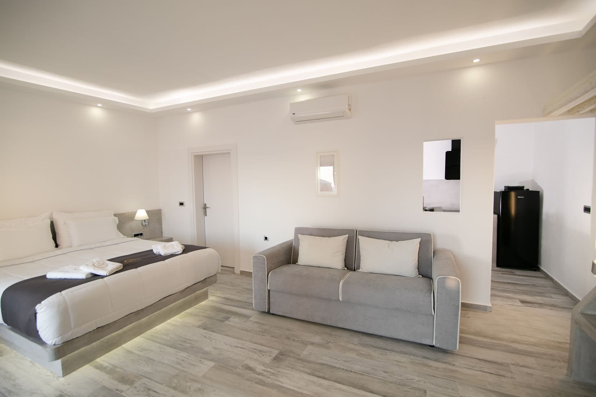 Elegant Suite with outdoor private hot tub & beachfront, Exomitis – photo 19 of 24