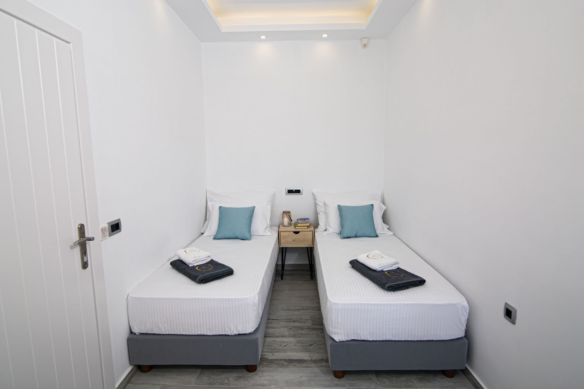 Luxury two-bedroom suite with private hot tub on the beachfront, Exomitis – photo 16 of 56
