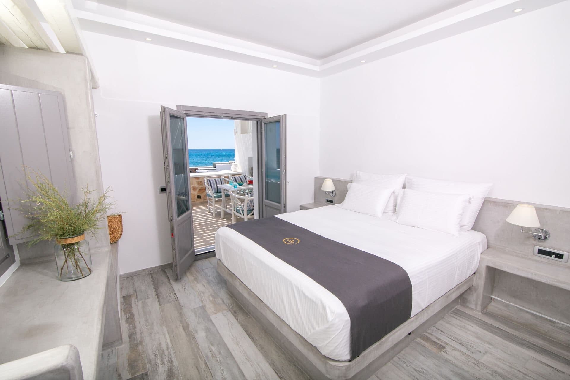 Luxury two-bedroom suite with private hot tub on the beachfront, Exomitis – photo 25 of 56