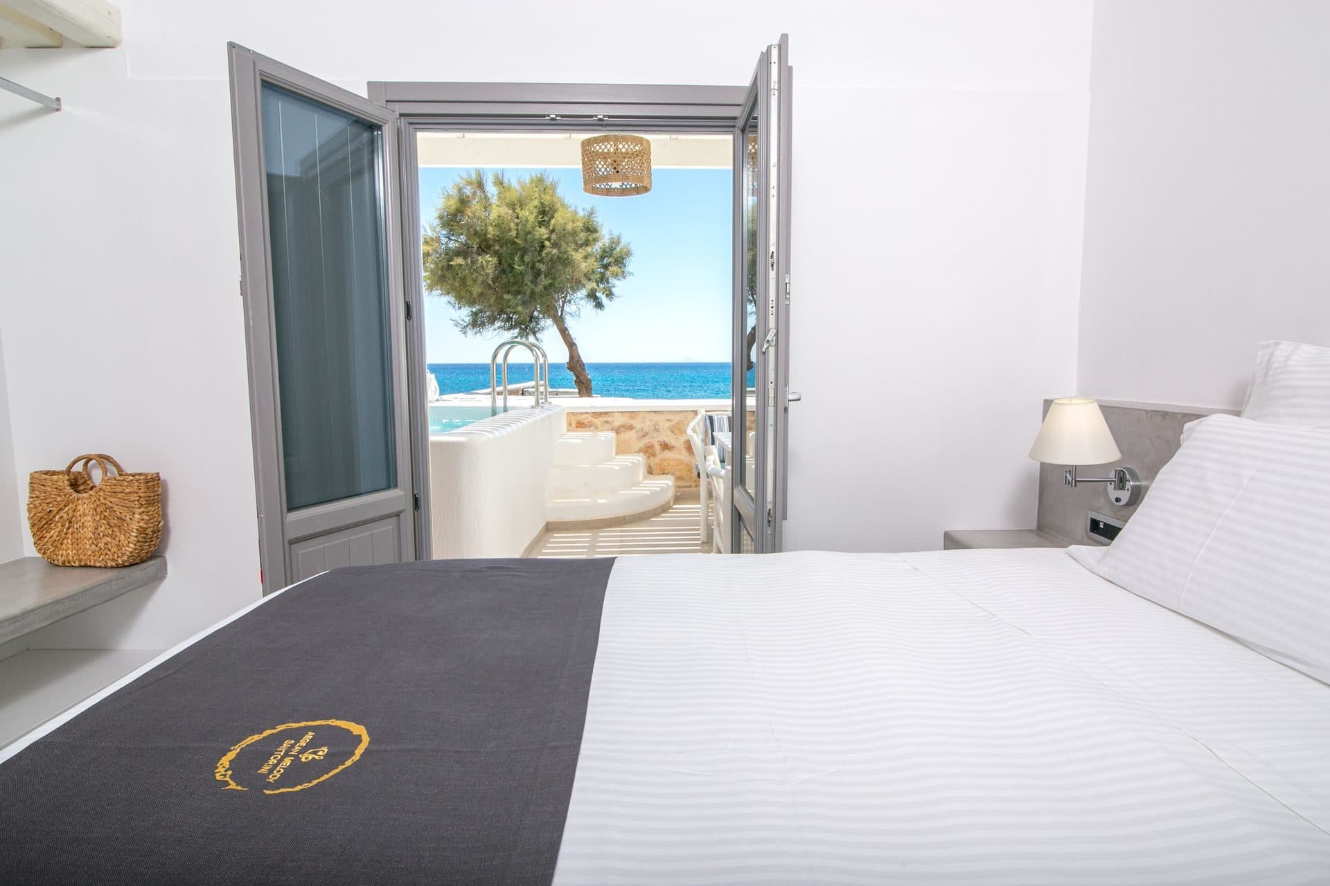 Luxury two-bedroom suite with private hot tub on the beachfront, Exomitis – photo 31 of 56