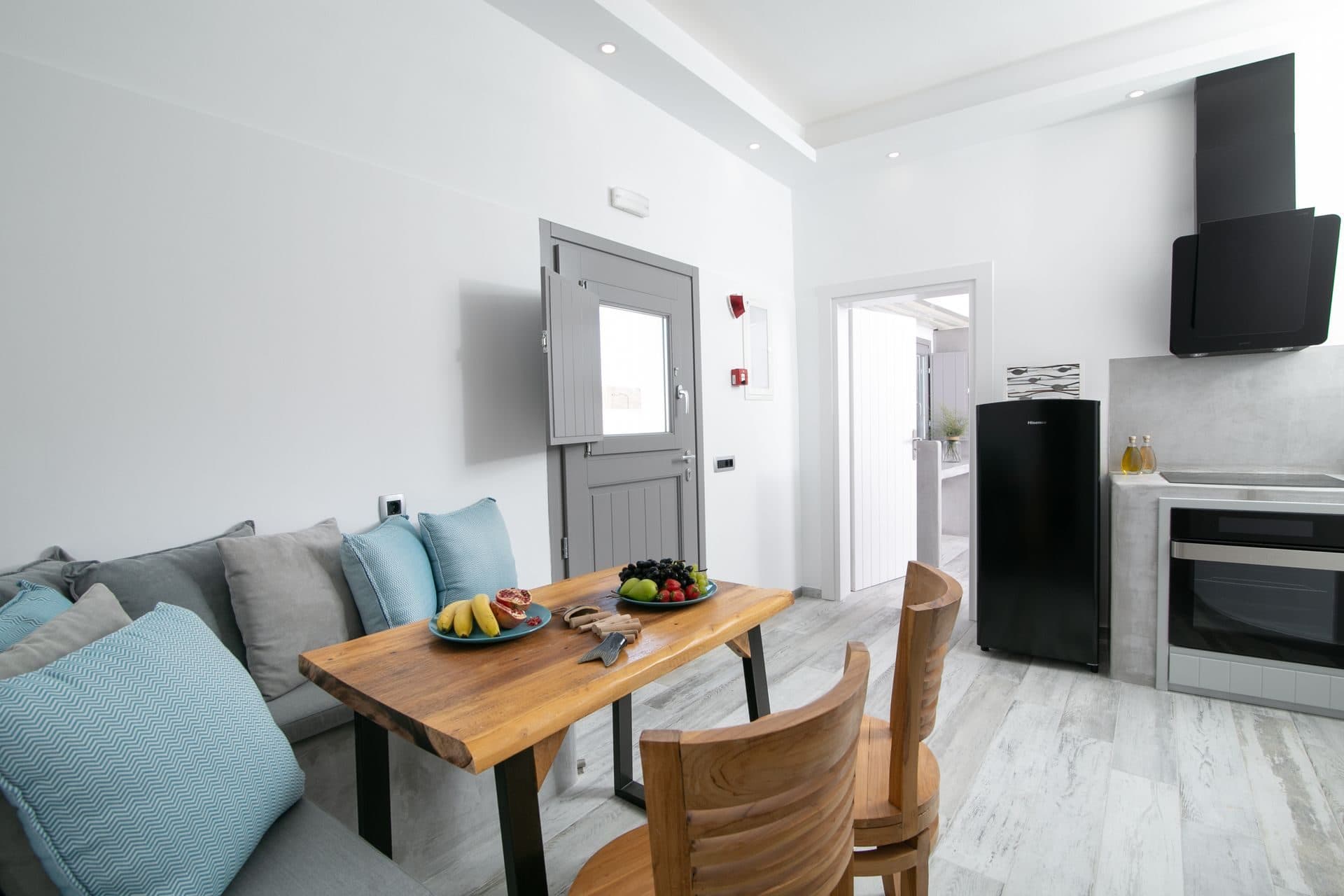 Luxury two-bedroom suite with private hot tub on the beachfront, Exomitis – photo 12 of 56