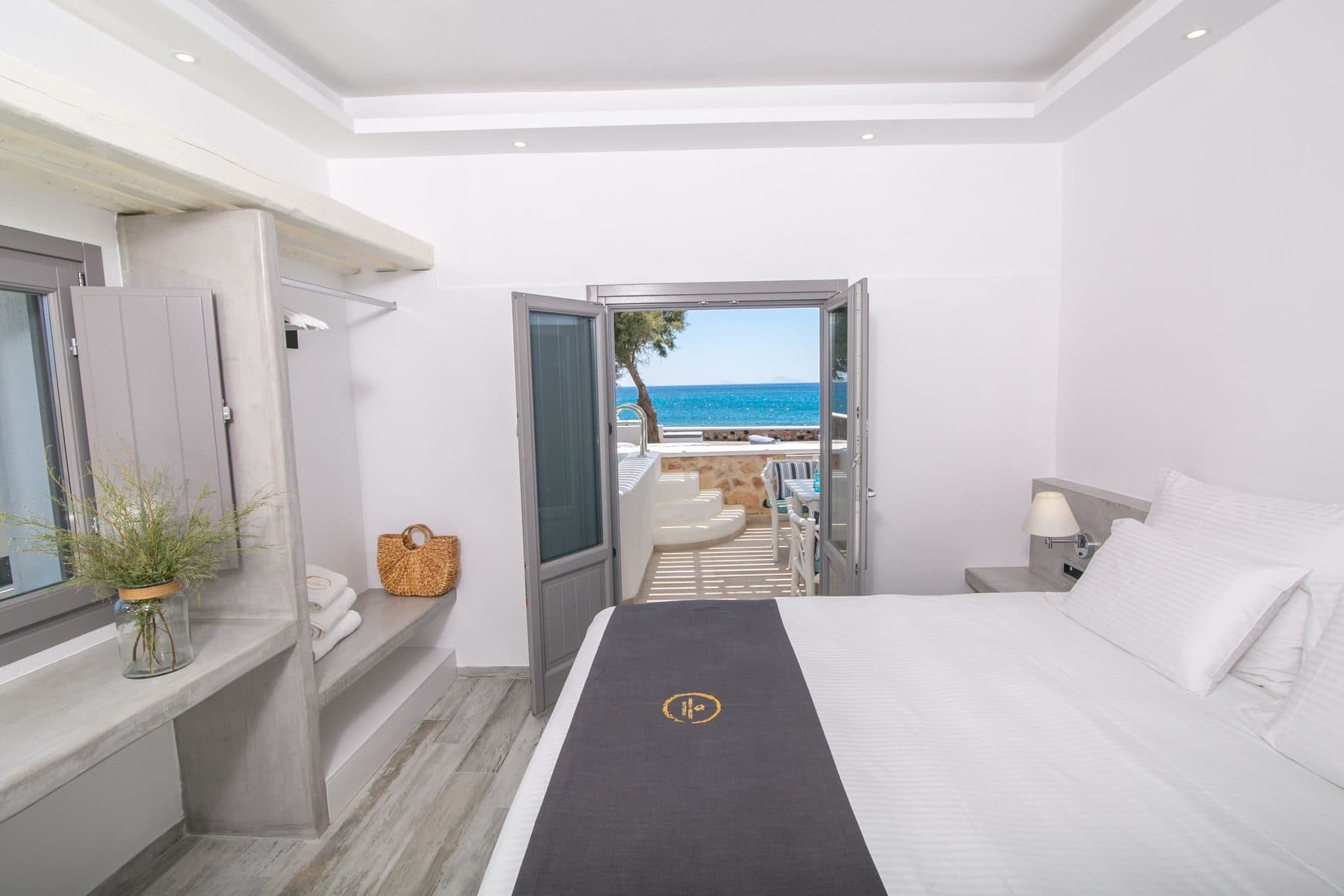 Luxury two-bedroom suite with private hot tub on the beachfront, Exomitis – photo 27 of 56
