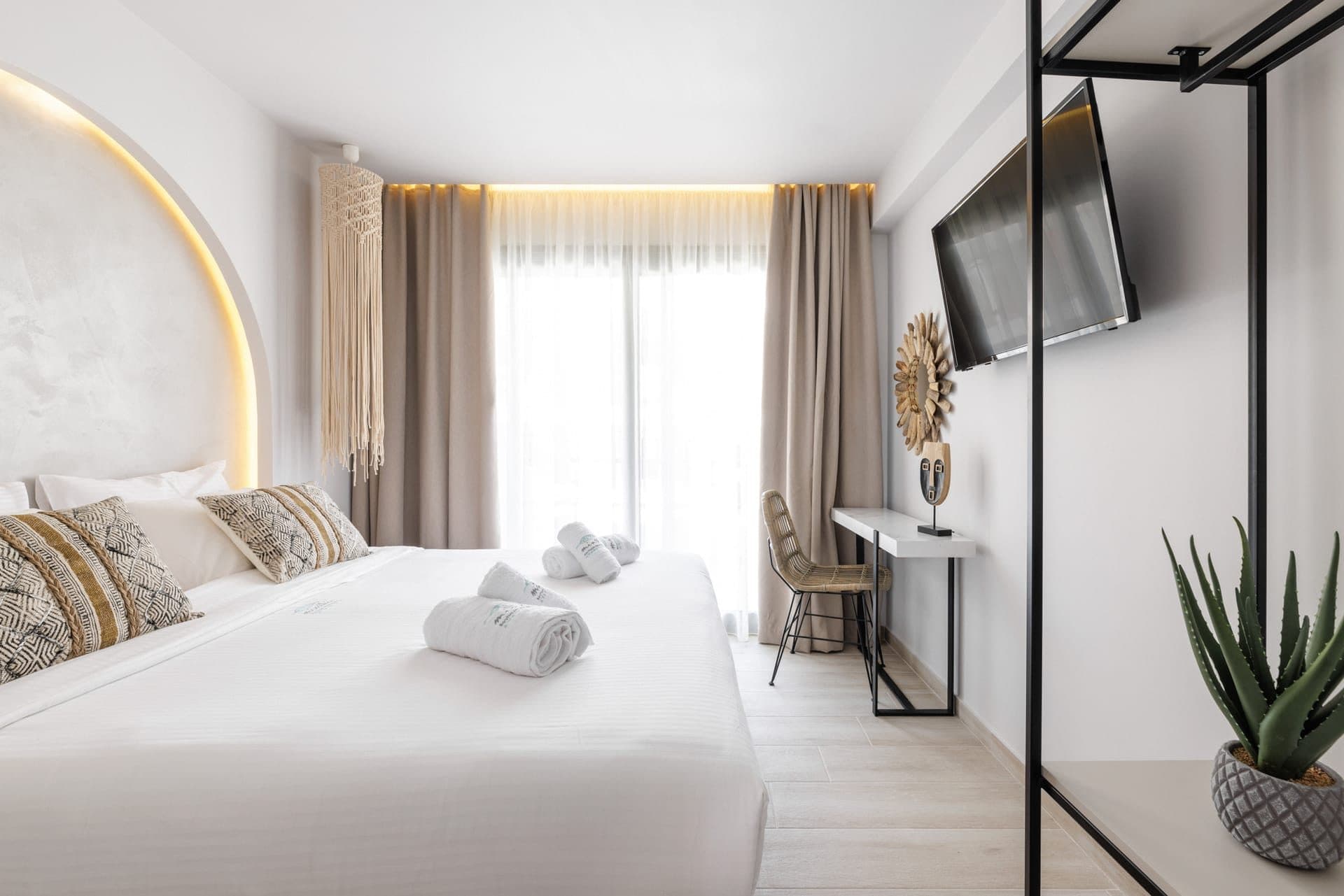 Deluxe Suite | One Bedroom, Polychrono – photo 5 of 23