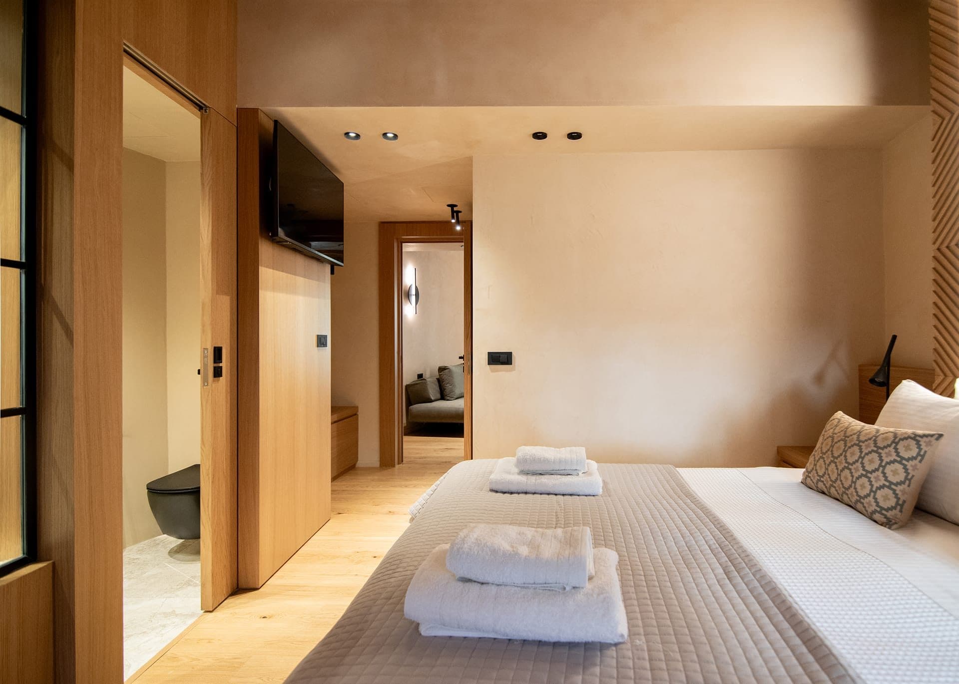 One-Bedroom Family Suite with Indoor Tub, Old Town View, and Balcony, Chania – photo 2 of 9