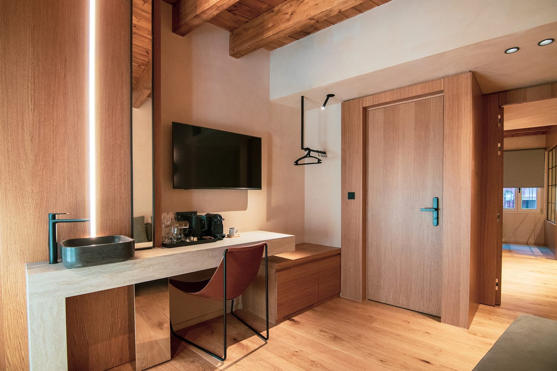 One-Bedroom Family Suite with Indoor Tub, Old Town View, and Balcony, Chania – photo 4 of 9