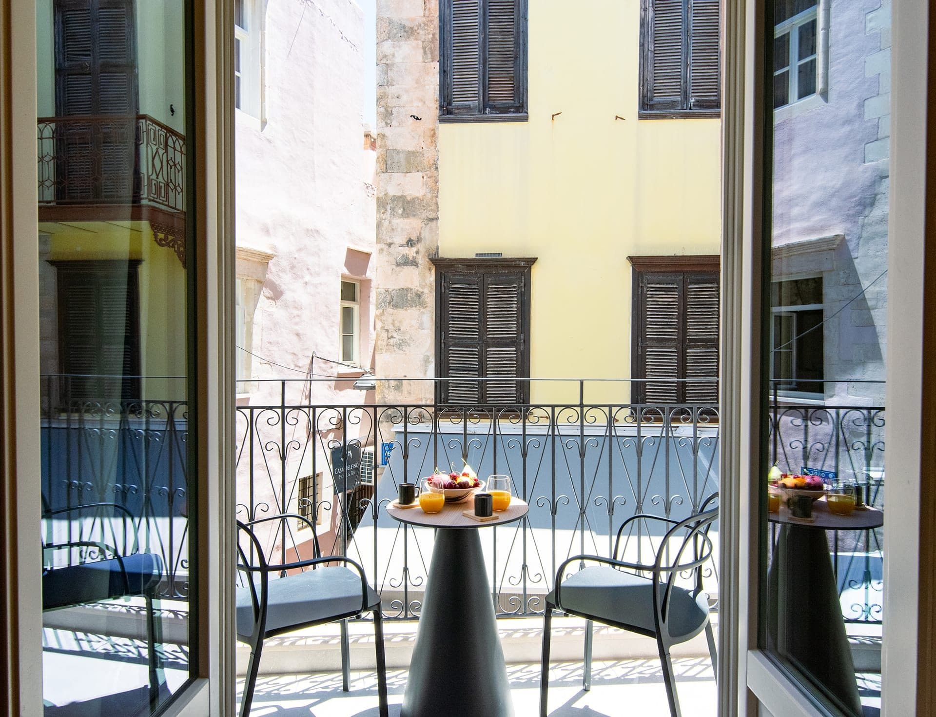 One-Bedroom Family Suite with Indoor Tub, Old Town View, and Balcony, Chania – photo 8 of 9