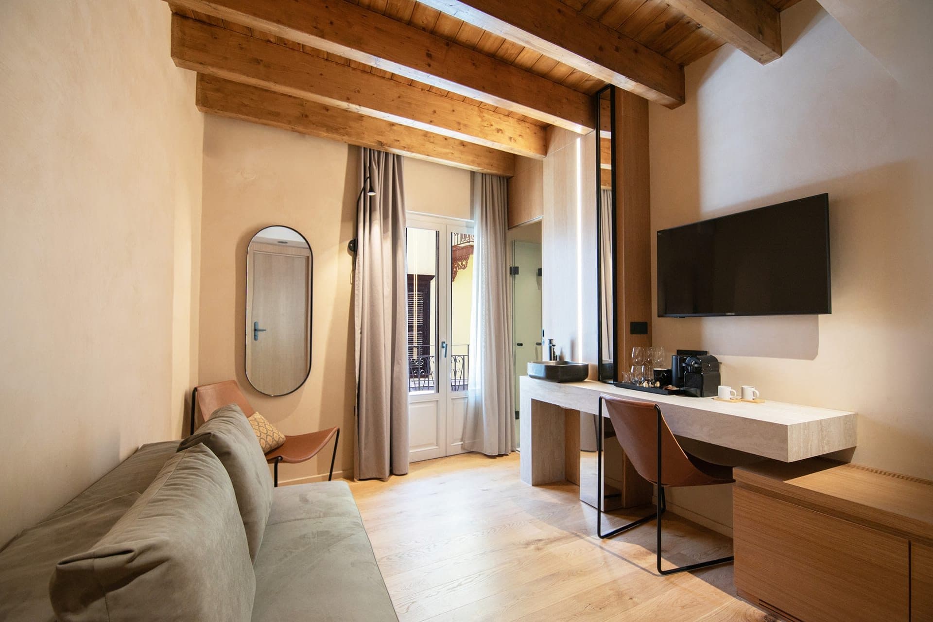 One-Bedroom Family Suite with Indoor Tub, Old Town View, and Balcony, Chania – photo 6 of 9