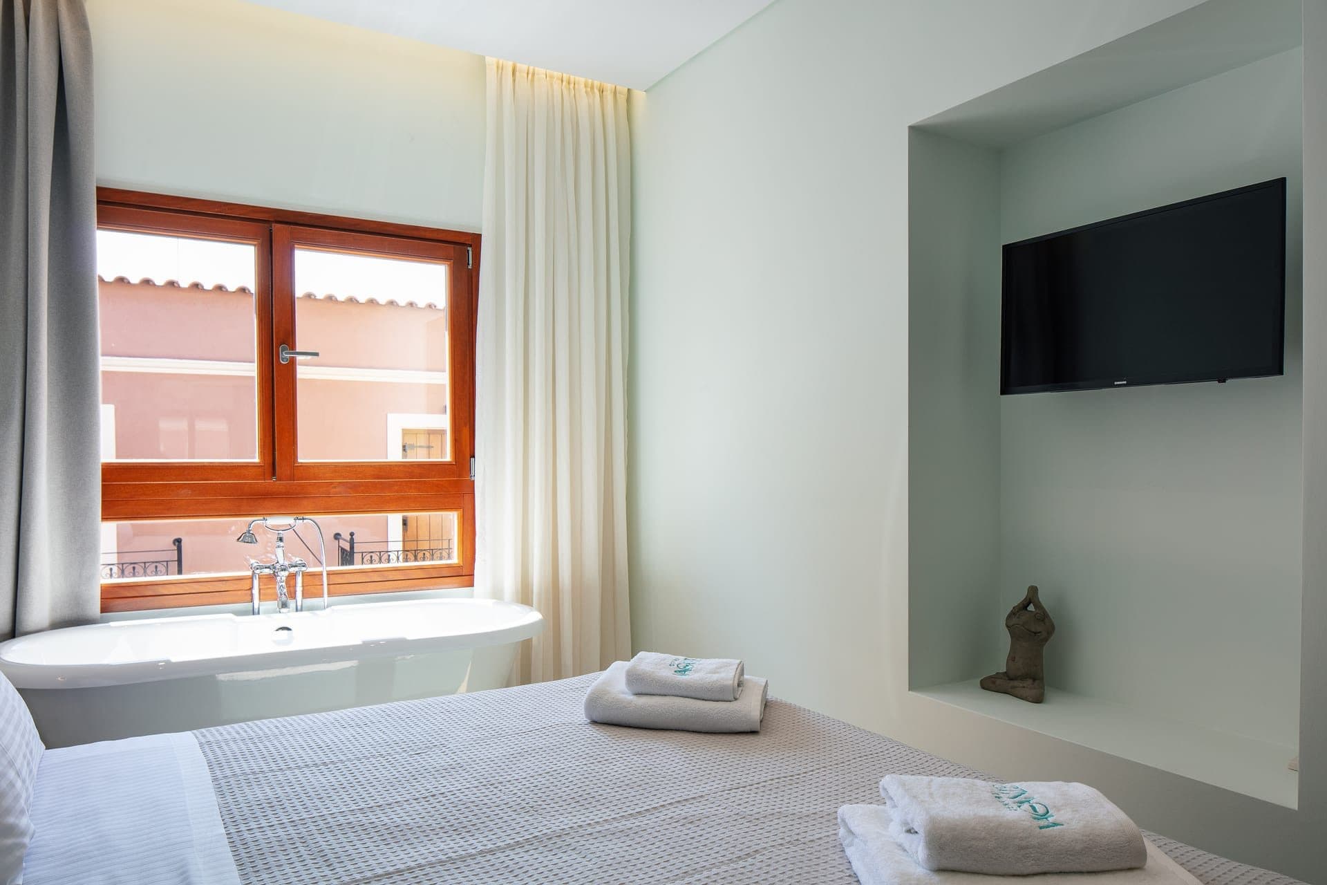 Premium Studio with Old Town View & Open-Plan Bathtub, Chania – photo 4 of 12