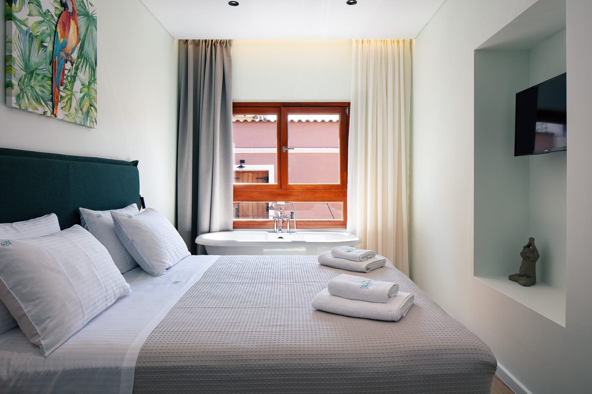 Premium Studio with Old Town View & Open-Plan Bathtub, Chania – photo 2 of 12