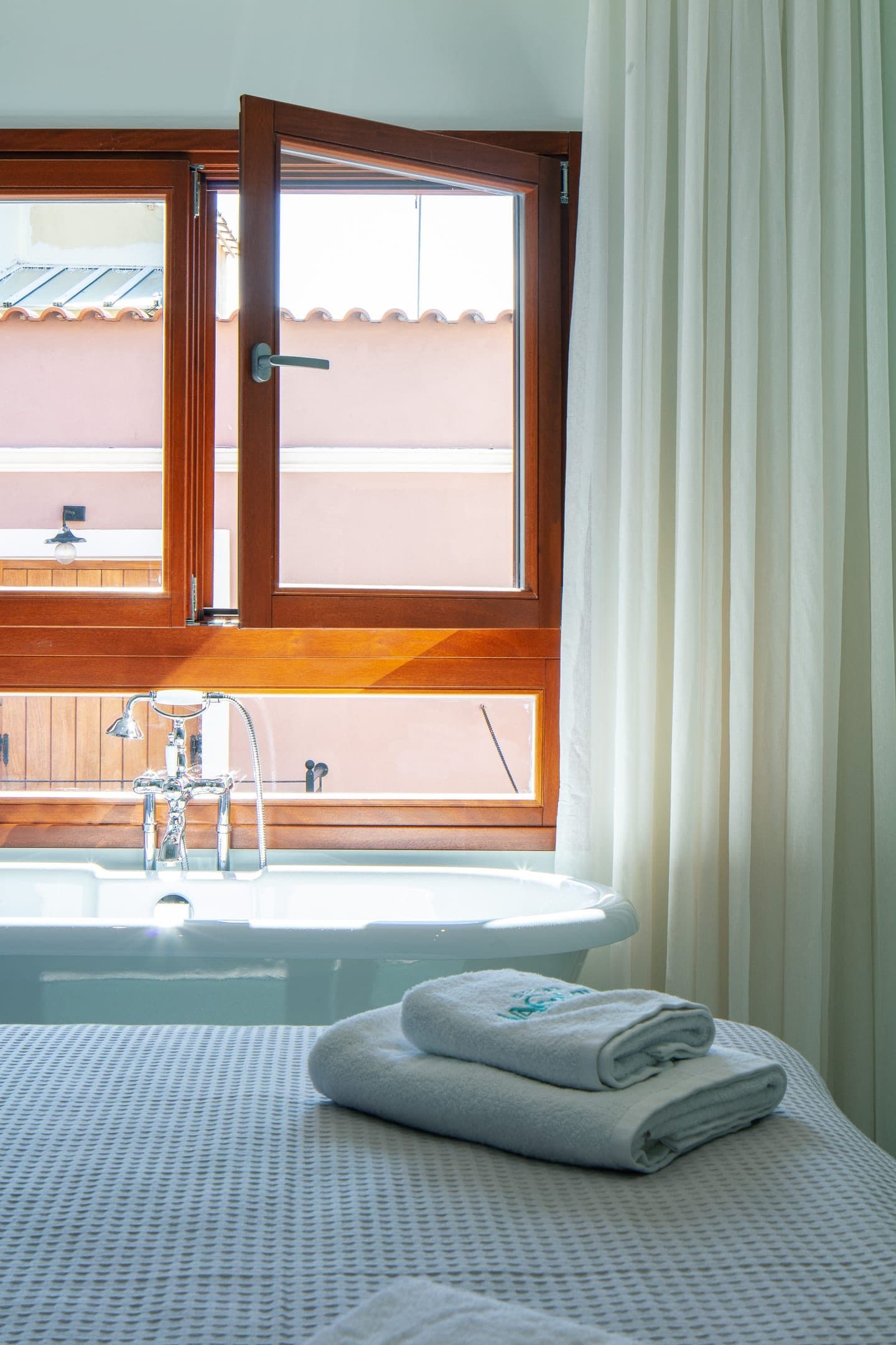 Premium Studio with Old Town View & Open-Plan Bathtub, Chania – photo 8 of 12