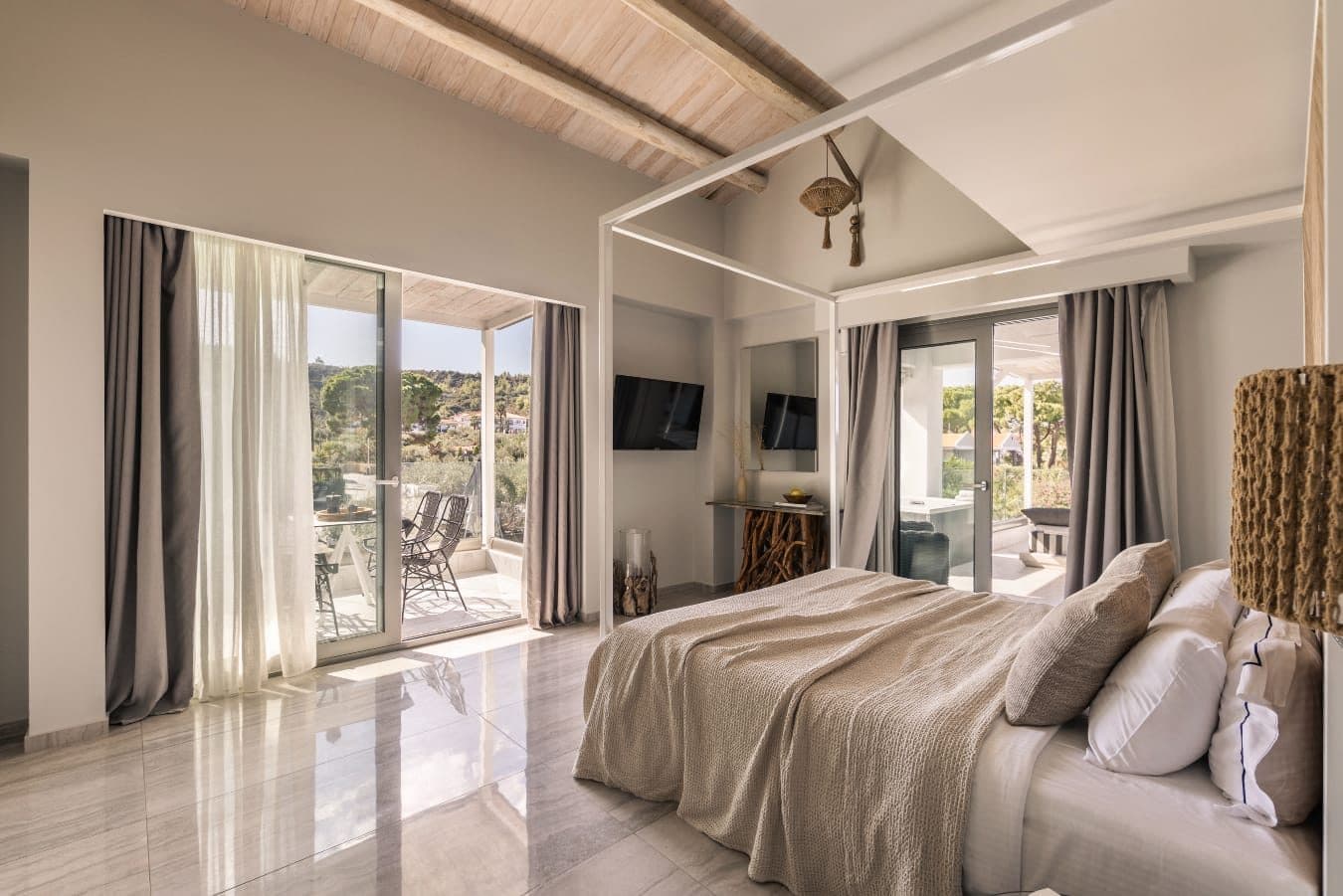 2-Level Suite | Outdoor Jacuzzi, Pefkochori – photo 3 of 10
