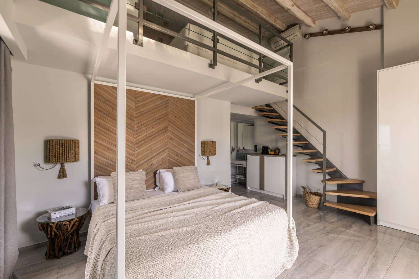 2-Level Suite | Outdoor Jacuzzi, Pefkochori – photo 2 of 10