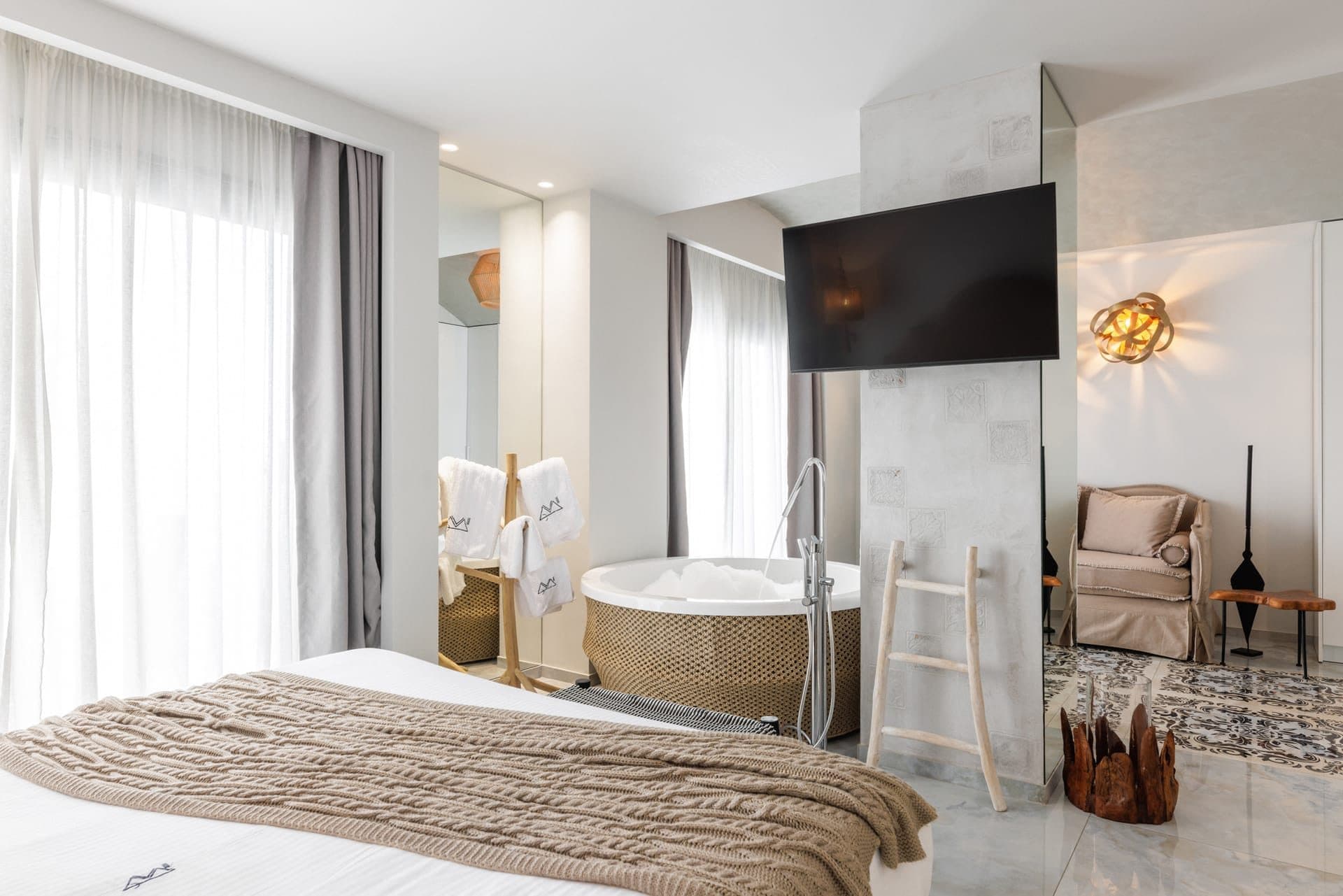 Deluxe Suite Sea View | Indoor Jacuzzi, Pefkochori – photo 9 of 11