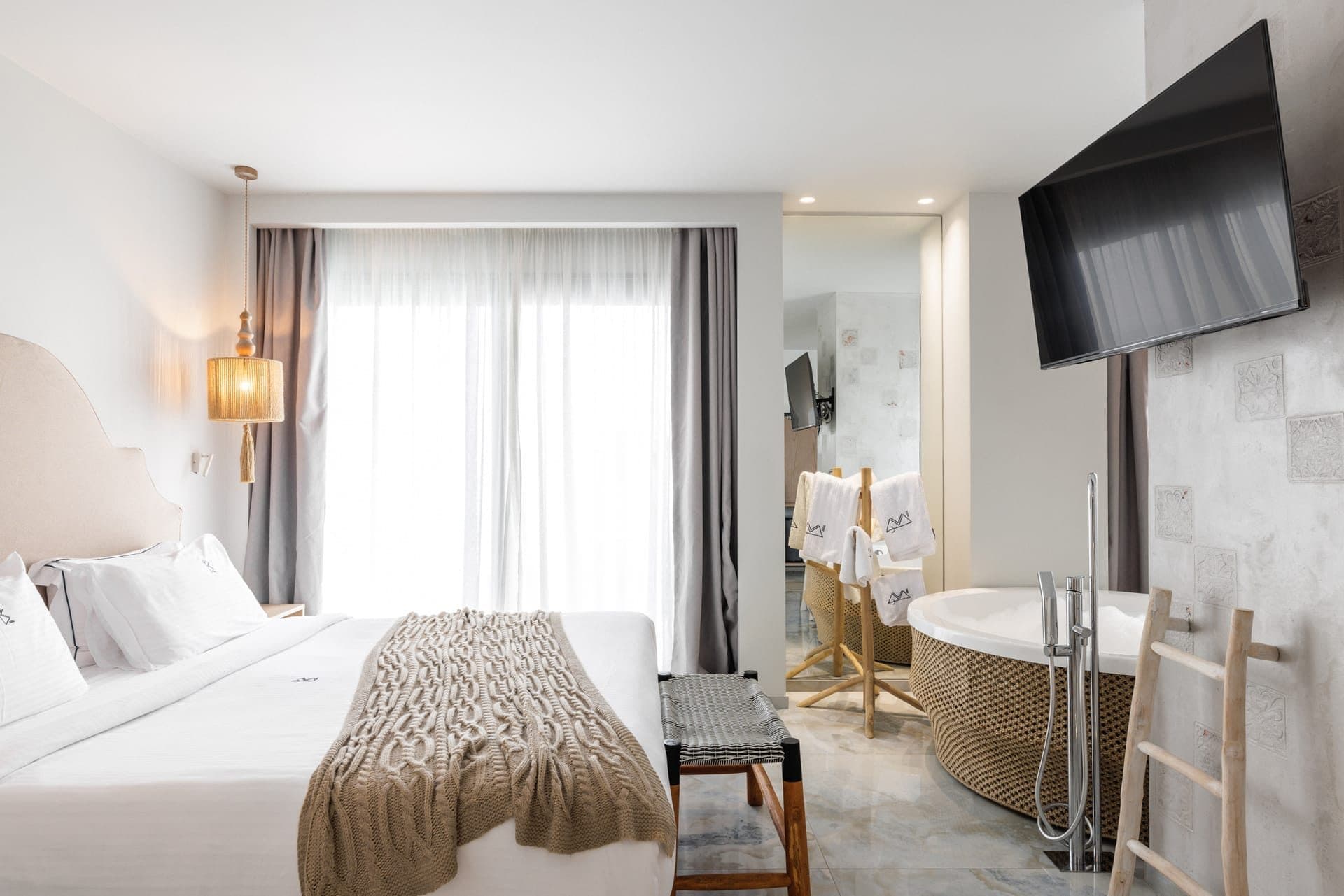 Deluxe Suite Sea View | Indoor Jacuzzi, Pefkochori – photo 8 of 11