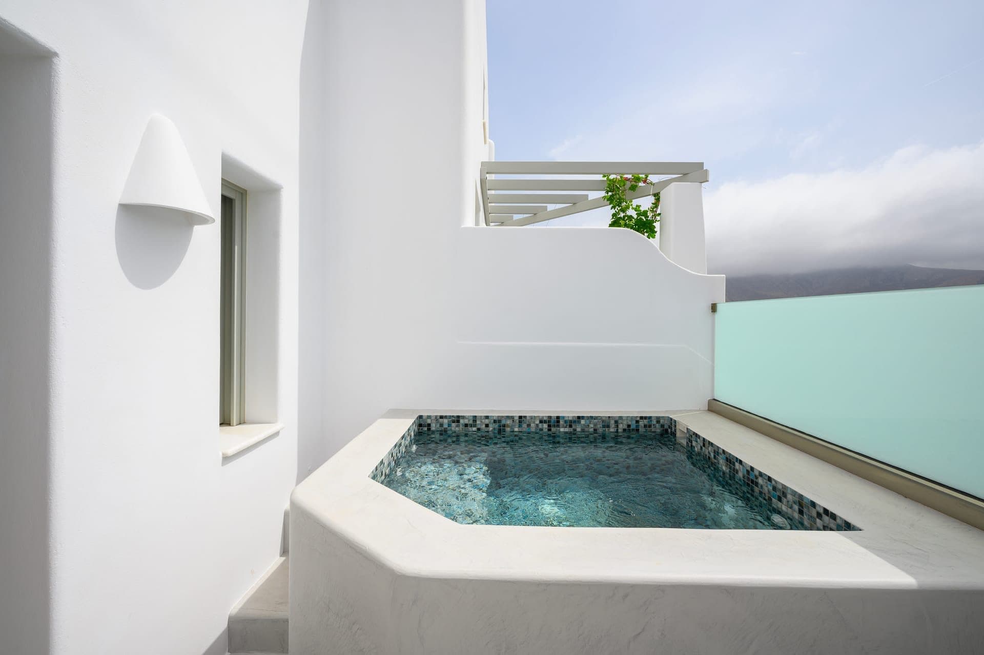 Gold Diamond Suite With Hot Tub, Fira – photo 2 of 25
