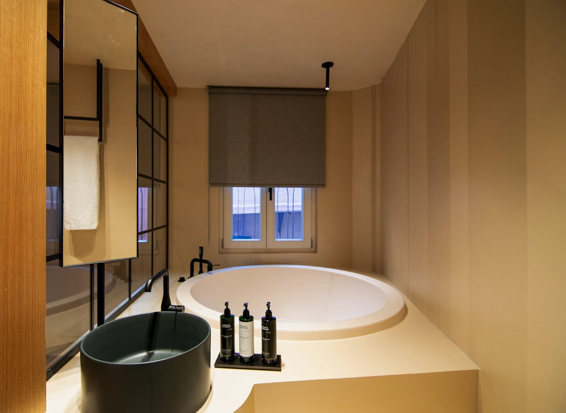 One-Bedroom Family Suite with Indoor Tub, Old Town View, and Balcony, Chania – photo 3 of 9